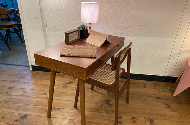 オーク天然木とラタンのレトロな雰囲気をまとったチェア | NOCE