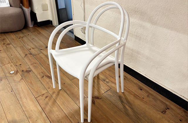 美しい曲線が強調された、シュールなイメージのチェア | NOCEノーチェ