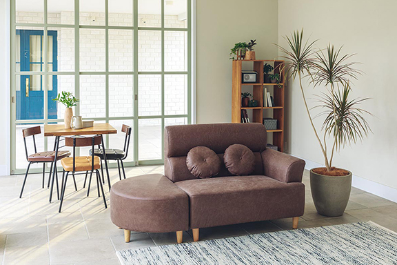 ラウンドしたシルエットがおしゃれ。コンパクトなリビングダイニング