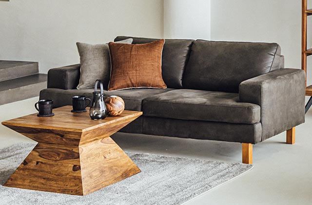 絶妙な色合いのレザーソファでこなれたヴィンテージ空間 | NOCE