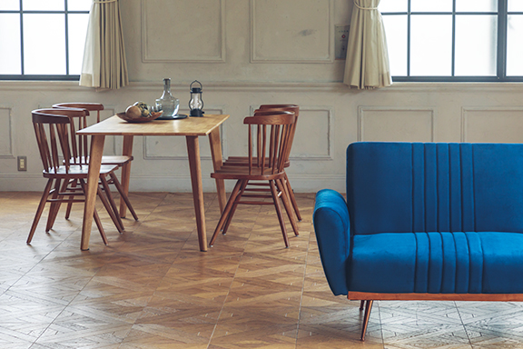 幅広いコーディネートで活躍！オーク天然木のダイニングテーブル