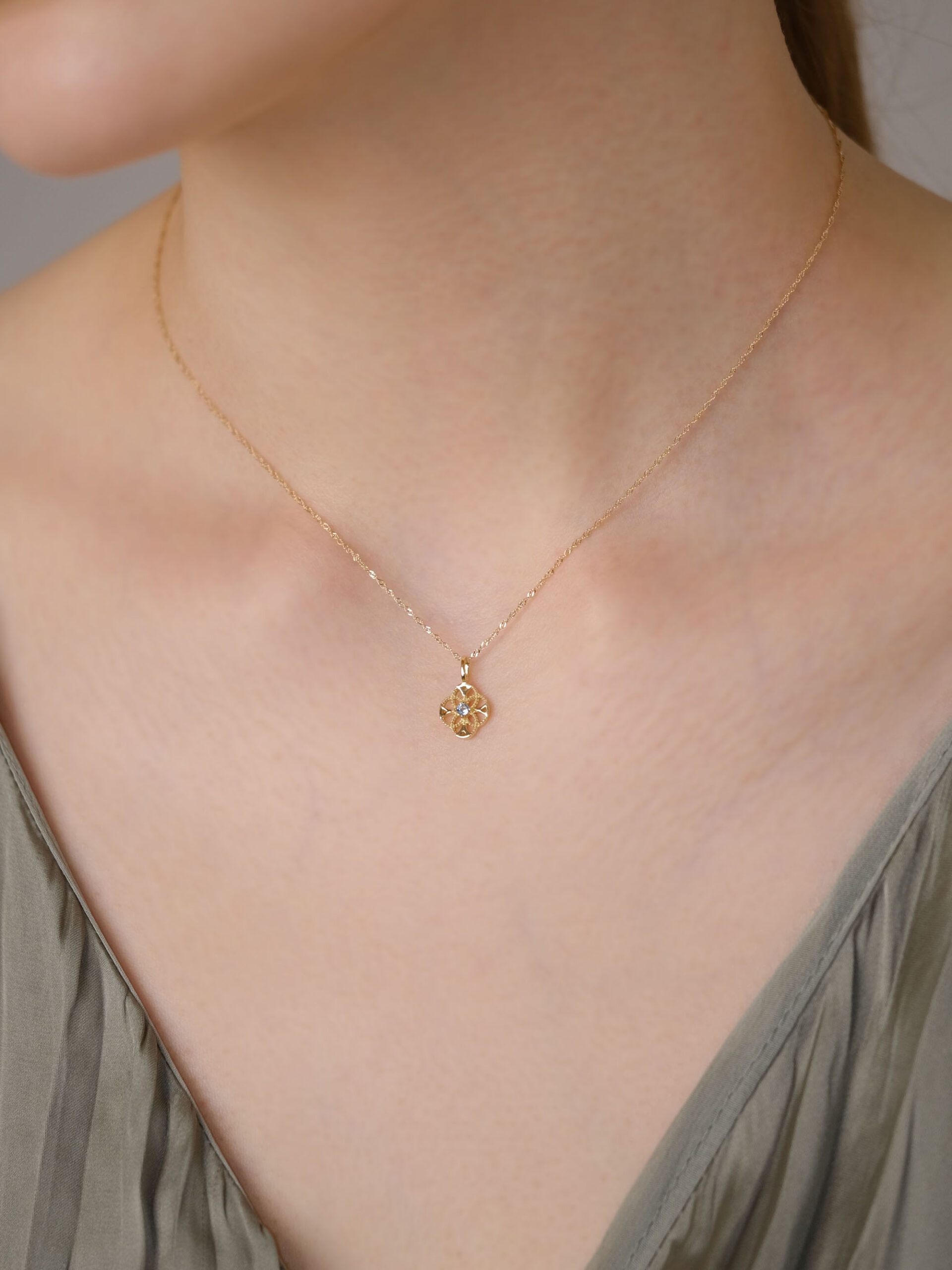 K18 レースフラワーバースストーンチャーム（アクアマリン