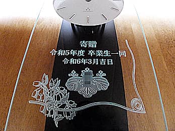 卒園寄贈品や卒業寄贈品にオススメ｜名入れ掛け時計｜ガラス彫刻の四季彩