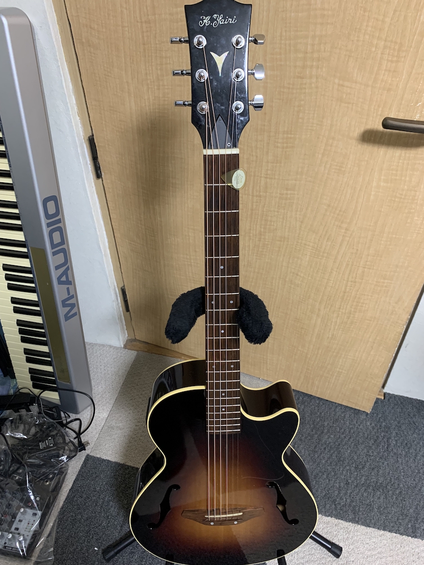 かなりレトロな音がするエレアコ【K Yairi/ KYF-1 BS】ギターを持っ