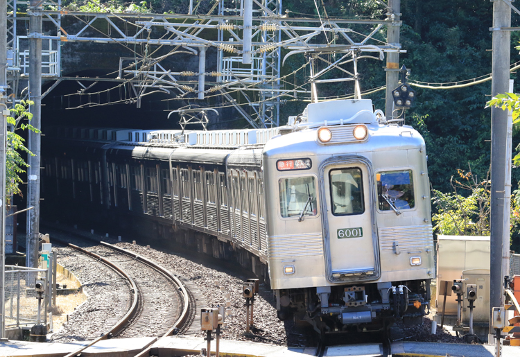 南海「無塗装6000系車両」と泉北「復刻デザイン3000系車両」の千代田