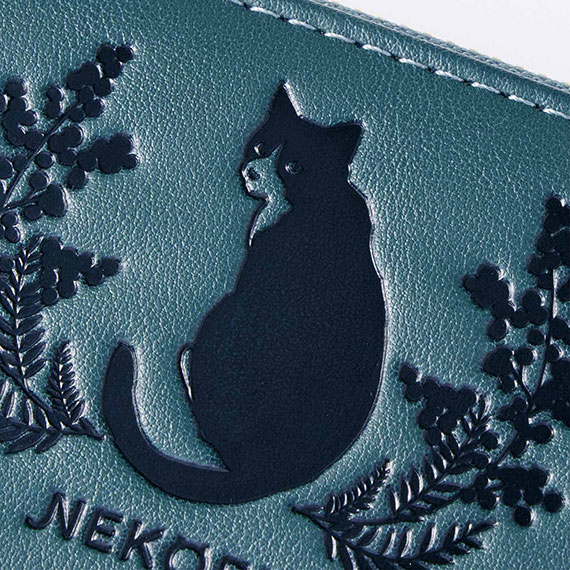 幸福のハチワレ猫と華やかミモザで運気がアップしそうな、型押し長財布