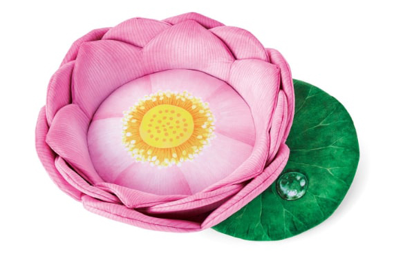 尊い猫さまを拝もう！猫用ベッド「蓮の花にゃんこクッション」が完成