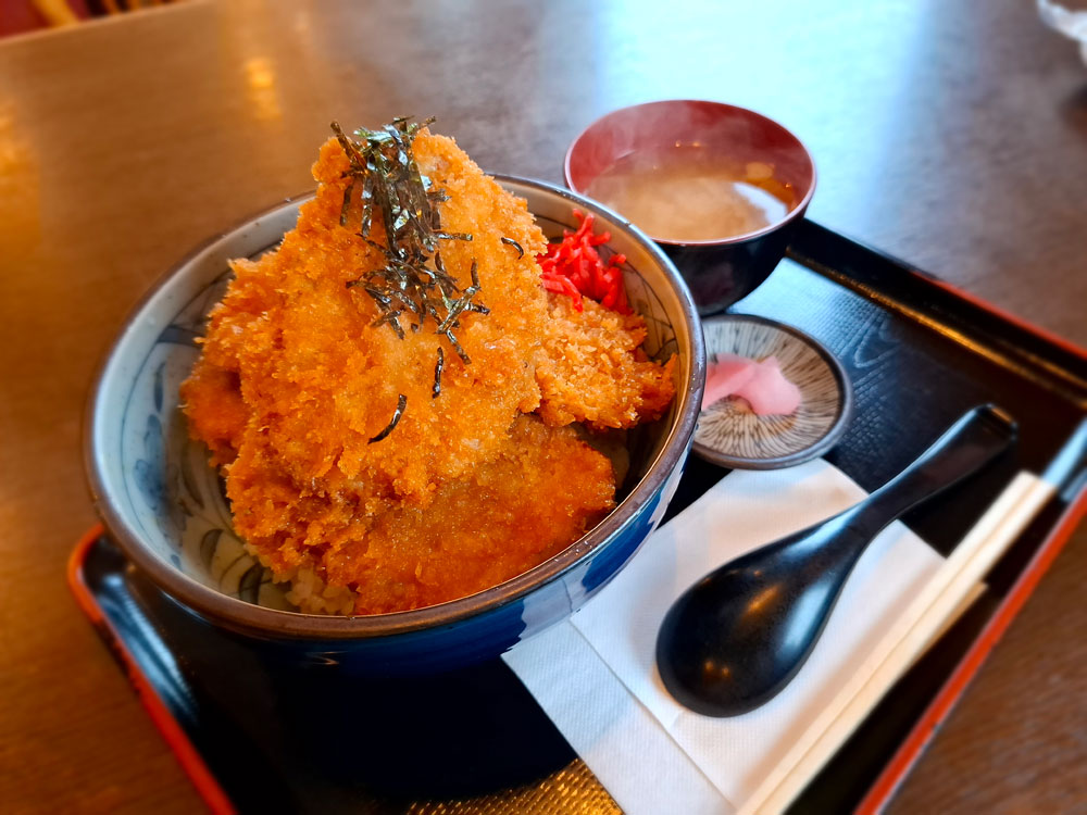 新潟市東区】デカ盛り注意！「定食 吉田屋」のタレカツ丼は噂通りの