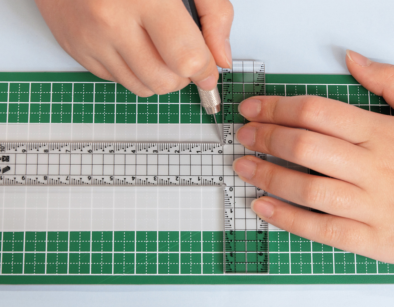 製品情報｜カッティング方眼T型定規 快段目盛｜新潟精機株式会社