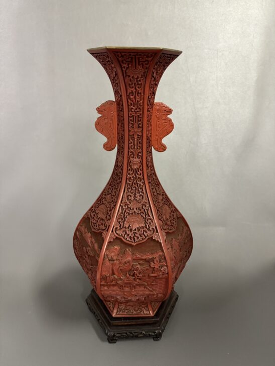 堆朱六角花瓶 ｜日興堂