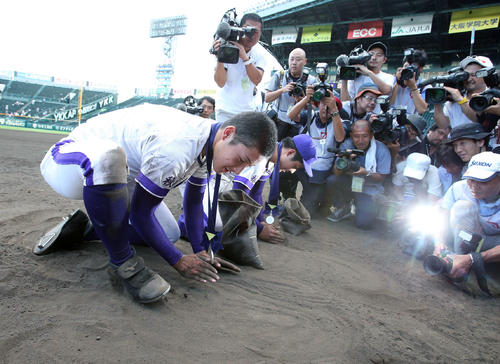 阪神園芸神整備で守る甲子園の土／ニュースの教科書 - 社会写真