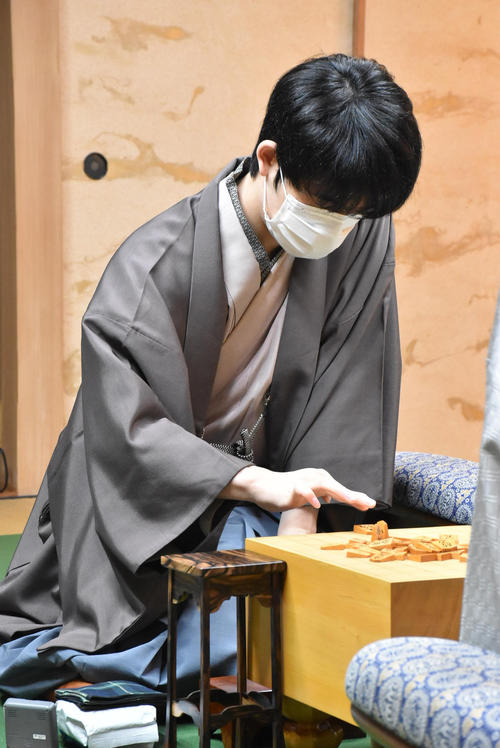 王将戦】藤井聡太王将、勝負メシは「秘伝の出汁 キジうどん」羽生善治