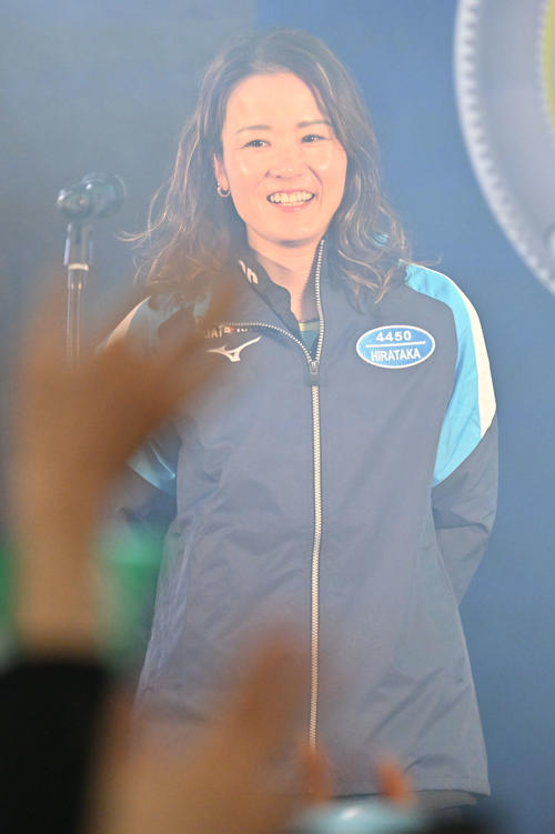 ボートレース】平高奈菜がマスコット人形を投げ入れ「頑張るぞ