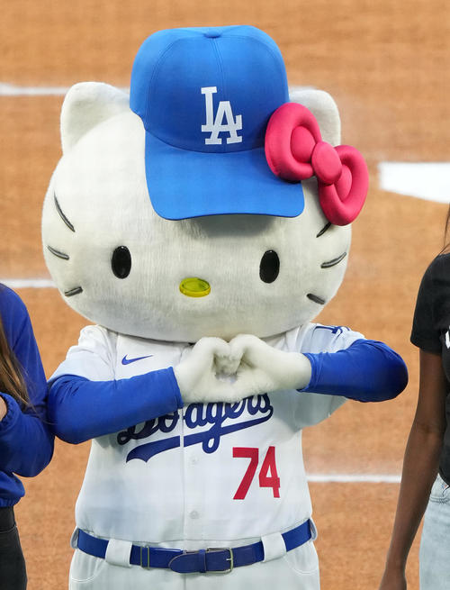 ドジャース戦を「ハローキティ」が始球式で盛り上げる 選手の奥様たち