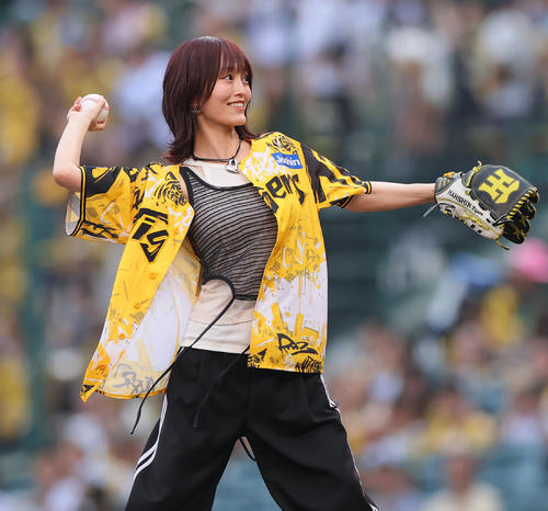 阪神】「ウル虎の夏」初日で山本彩がノーバウンド投球 限定ユニホーム