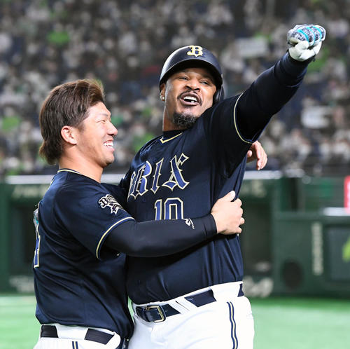 V弾Aジョーンズが帽子の裏に刻む「AAA」 突き上げた左拳のその先