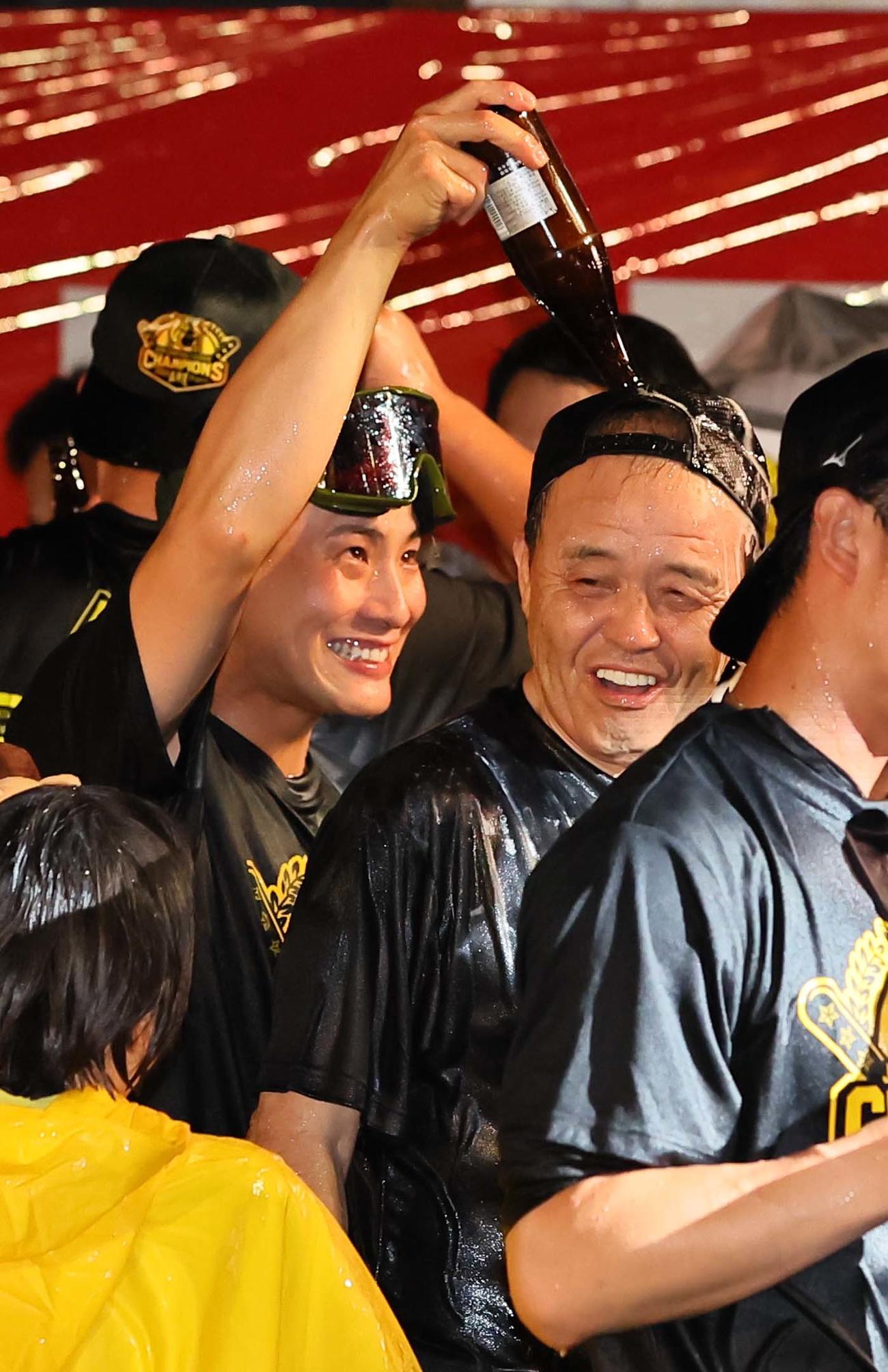 阪神】岡田監督胴上げの回数「6回目の優勝だったので6回目」一問一答