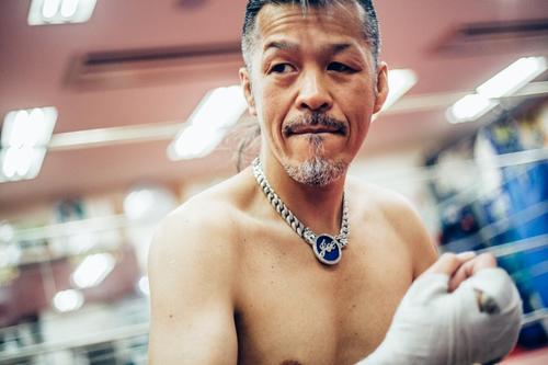 写真】トレーニングを行う辰吉丈一郎、51歳とは思えぬ肉体美