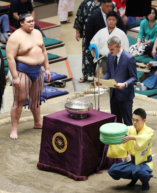 立行司が入れ替わったのはなぜか？本割は木村庄之助、優勝決定戦は式守