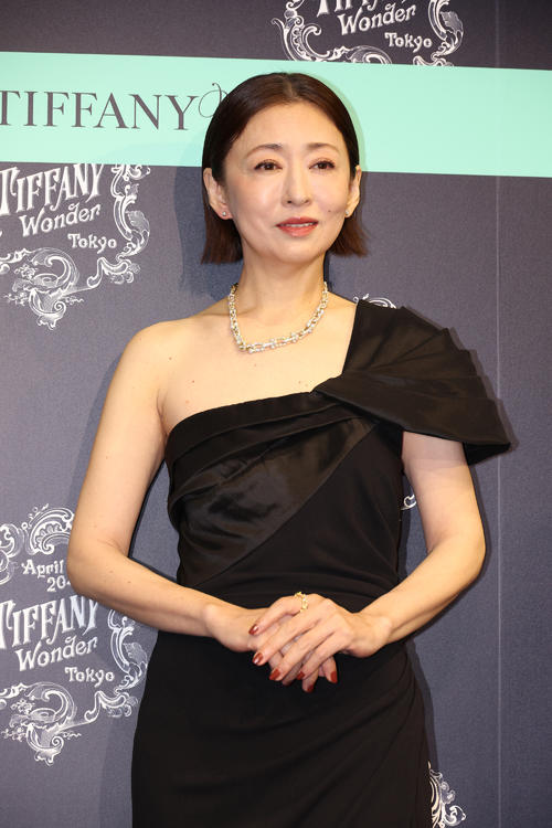 松雪泰子がブラックのロングドレスで登場「人生の節目にはティファニー