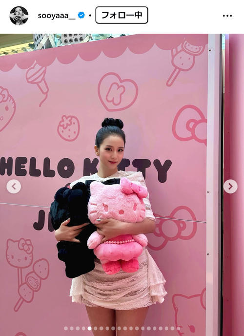 韓流】BLACKPINKジス、透け感ミニスカワンピ脚線美でハローキティと