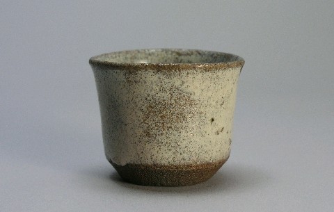 展示作品から「斑（まだら）唐津ぐい呑（のみ）」（16世紀・帆柱窯