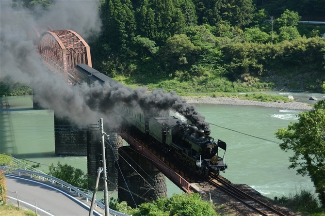 球磨川第一橋梁を渡る「SL人吉」。被災前は、多くのファンが列車の撮影