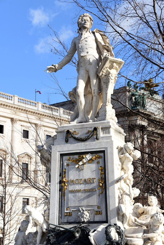 市立公園には金色に輝くワルツ王ヨハン・シュトラウス2世の像がある