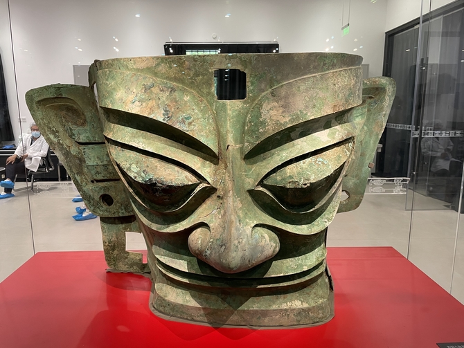 三星堆遺跡の発掘現場には動物や人面をかたどった青銅の祭器が散乱し