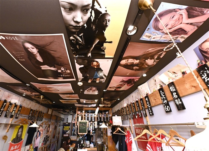 天井や壁に安室奈美恵さんのポスターが張られた居酒屋。今もファンが