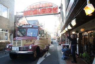今も現役、商店街周遊する1957年式ボンネットバス｜【西日本新聞me】