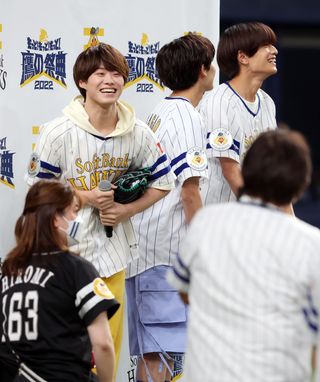 ソフトバンクの試合で始球式に登場した大橋和也さん=2022年8月
