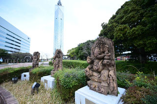 アジア太平洋博覧会「よかトピア」のシンボルマークが刻まれた石畳＝3