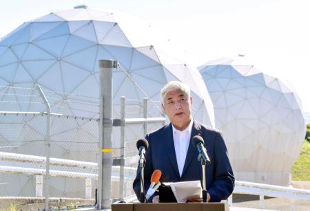 航空自衛隊宇宙作戦群のレーダーサイトを視察後、記者団の取材に応じる