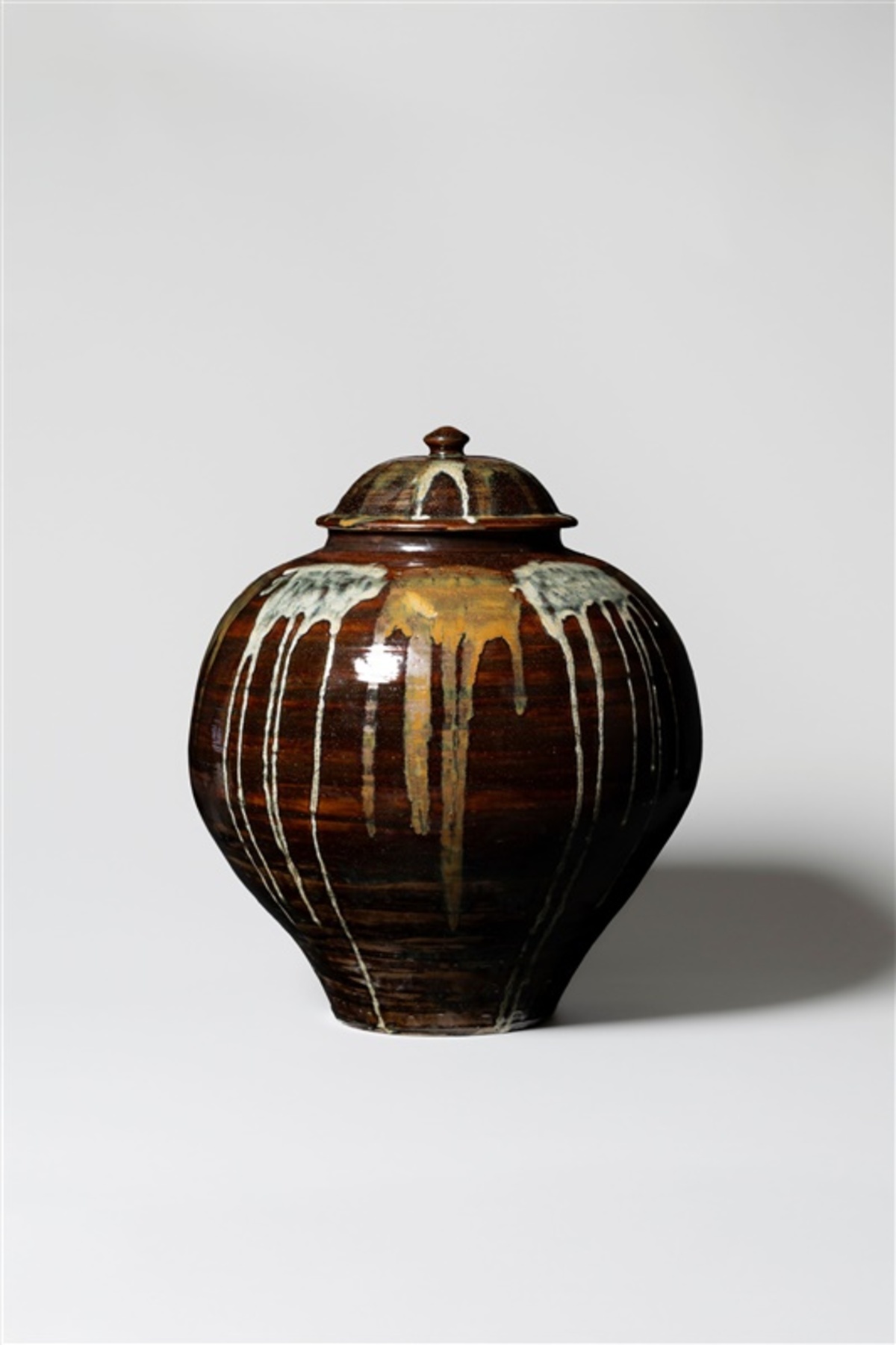 受賞作の「飴釉打掛 二斗五升壺」（日本民藝館提供） - 【動画】小鹿田