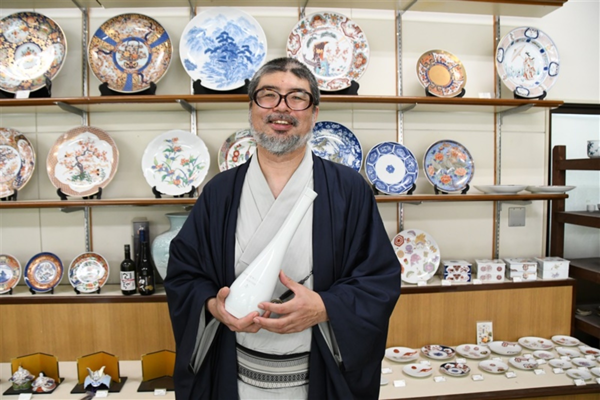 アリタポーセリンラボの七代目松本弥左ヱ門さん。開発した有田焼の