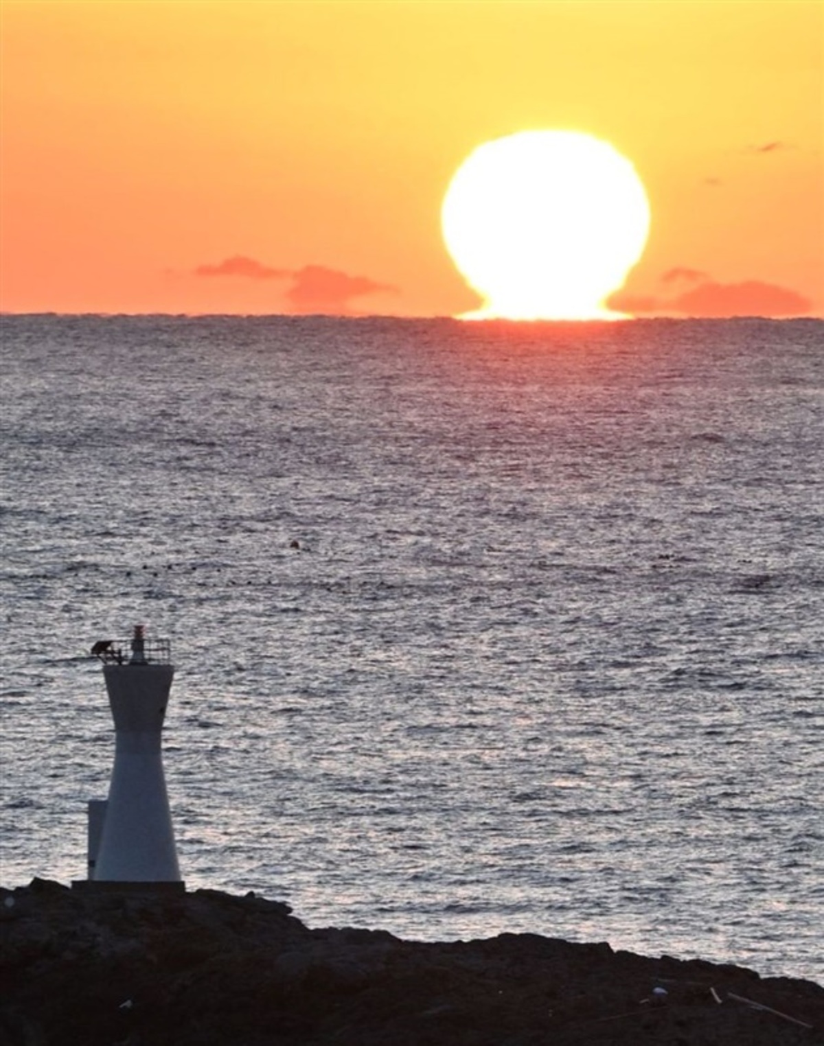 冬の風物詩だるま夕日 長崎・壱岐市西岸で観測｜【西日本新聞me】