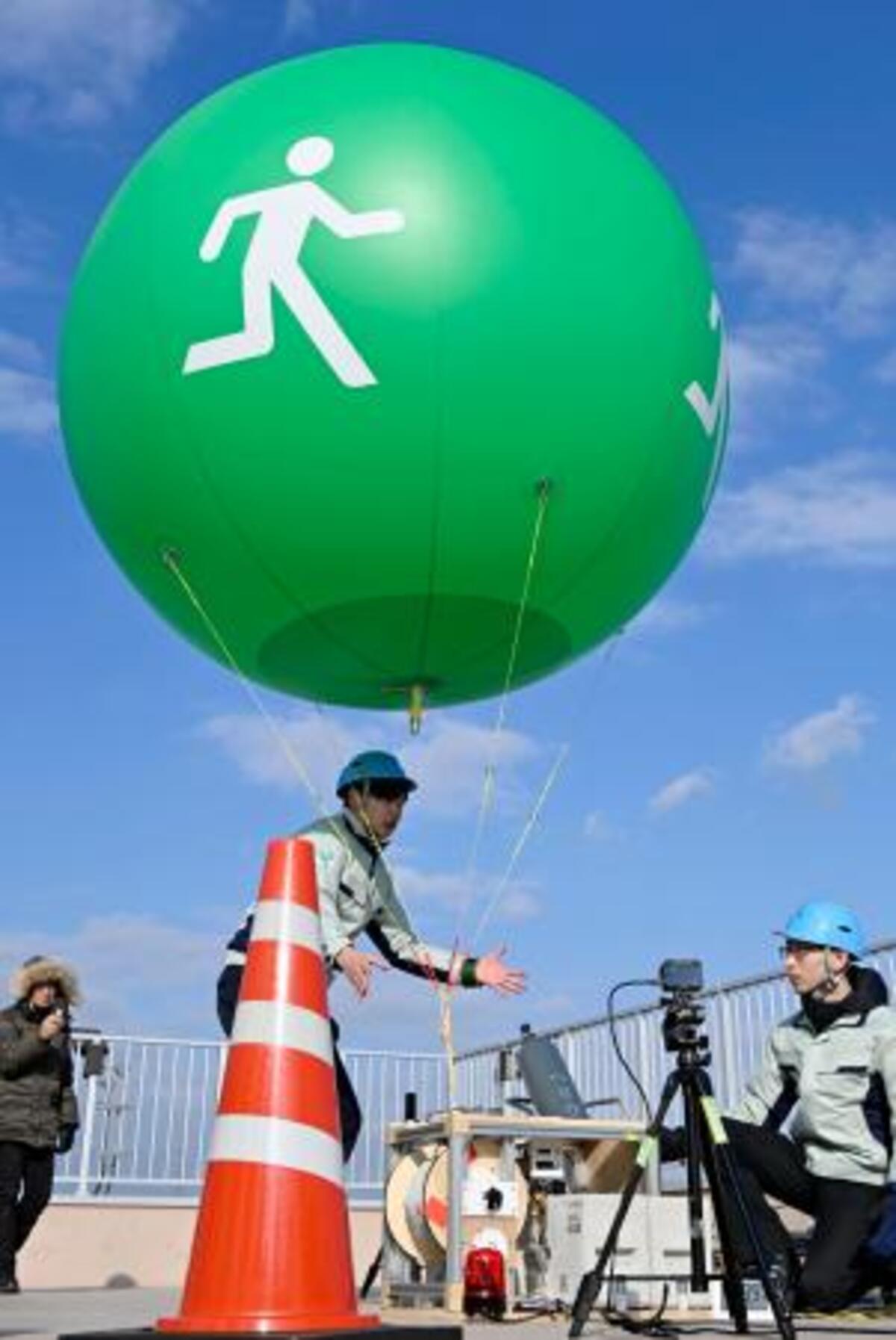 津波避難、バルーン目印実証実験 東北大、衛星システムを活用