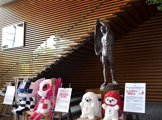 首相官邸エントランスに立つ富永直樹さん作の「新風」 - 【動画あり