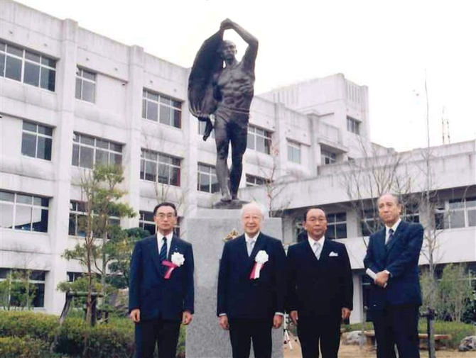 首相官邸エントランスに立つ富永直樹さん作の「新風」 - 【動画あり
