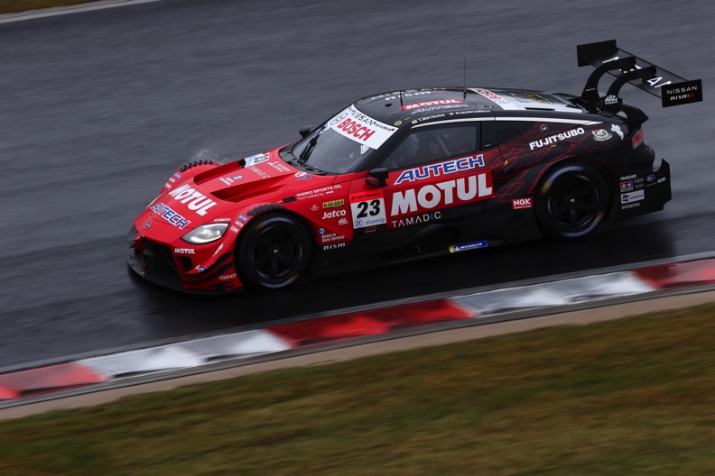23年シーズン開幕戦、悪天候で波乱のレースを#23 MOTUL AUTECH Zが制
