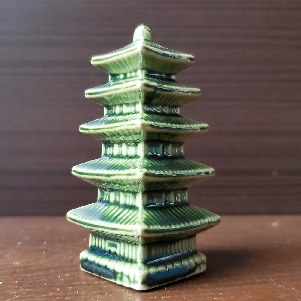 金魚浮彫り 緑色平皿 金魚浮彫り 緑色平皿