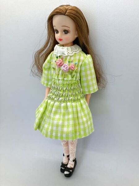 リカちゃん相当size『ライトグリーンチェックにスモッキング刺繍のある