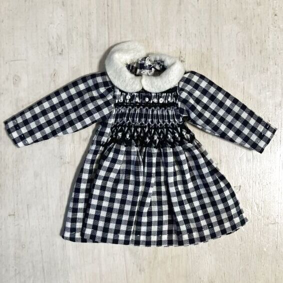 リカちゃん相当size『黒いチェックにスモッキング刺繍のあるワンピース