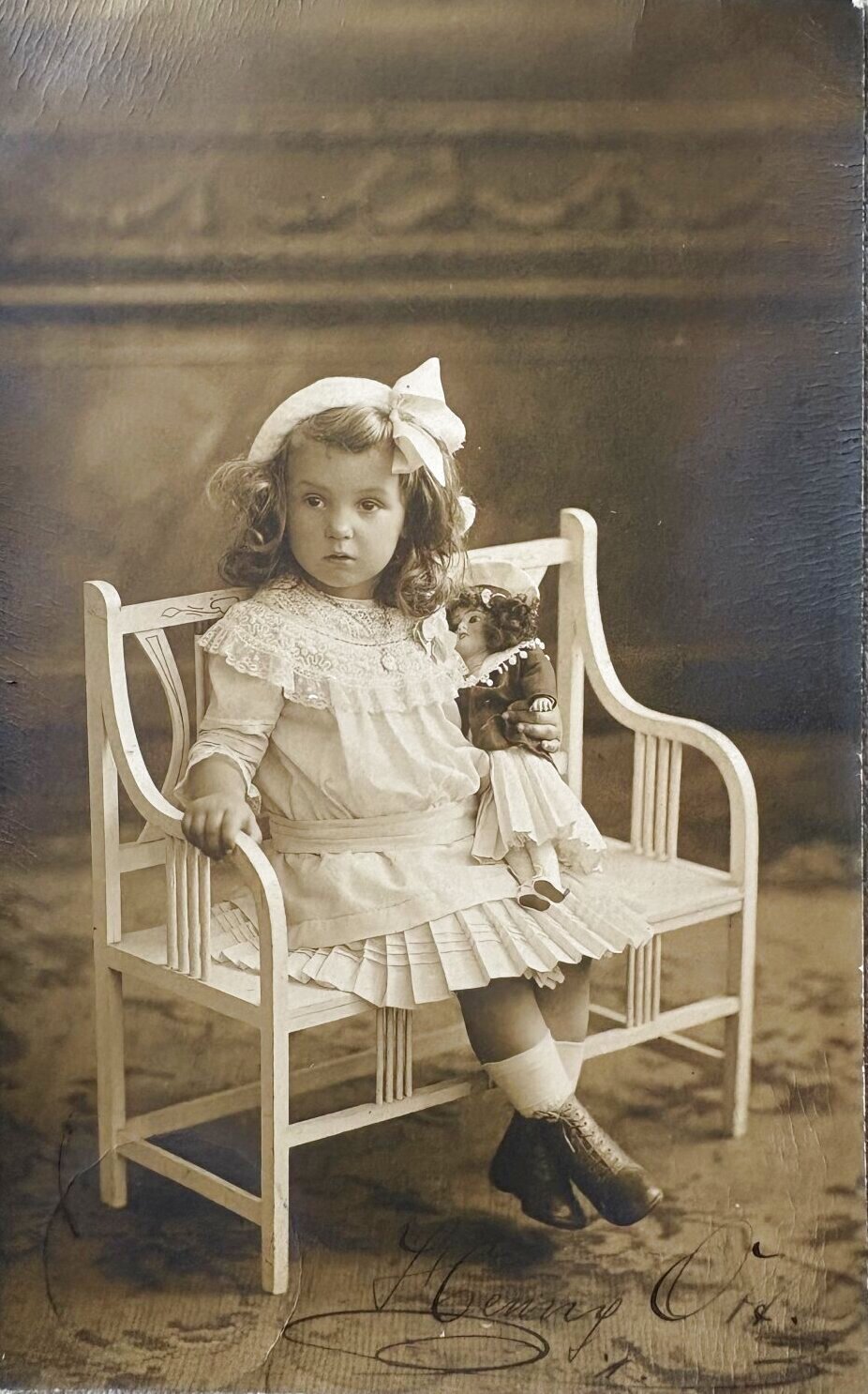 アンティークポストカード お人形とおままごとを楽しむ可愛い少女