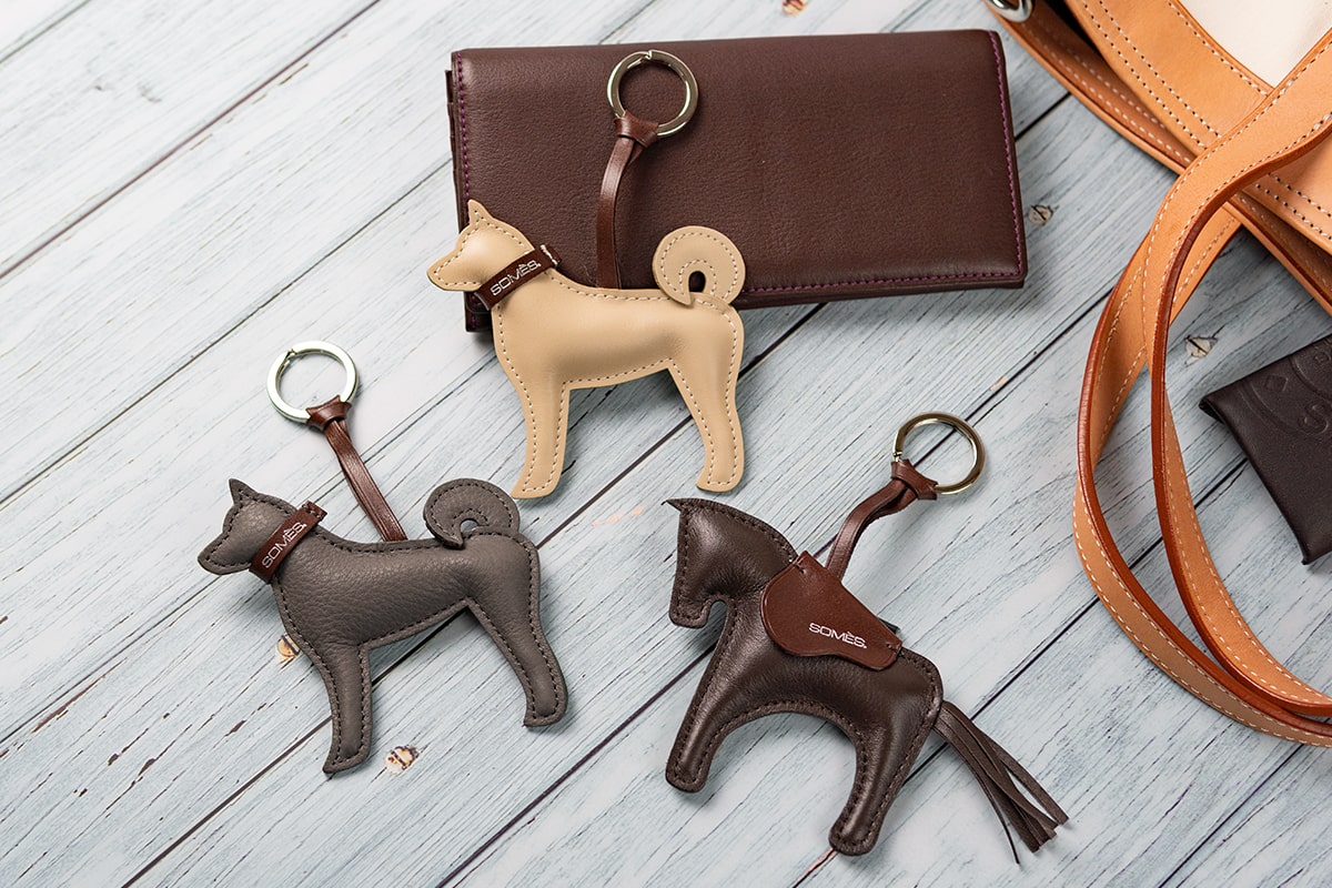 チャーミングな馬たちが新色で登場！｜馬メンコキーホルダー