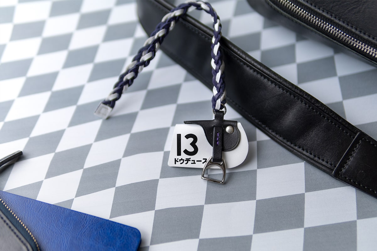 ダービー馬をデザインしたゼッケン鞍チャーム｜JRA 日本中央競馬会様