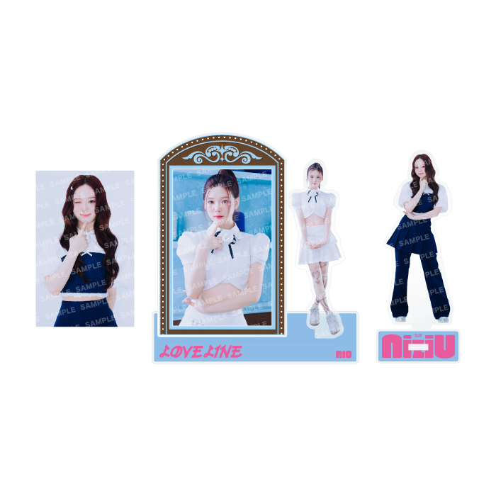 ｱｸﾘﾙｽﾀﾝﾄﾞ付きﾌｫﾄｶｰﾄﾞｽﾀﾝﾄﾞｾｯﾄ【RIO】・NiziU | Sony Music Shop・CD