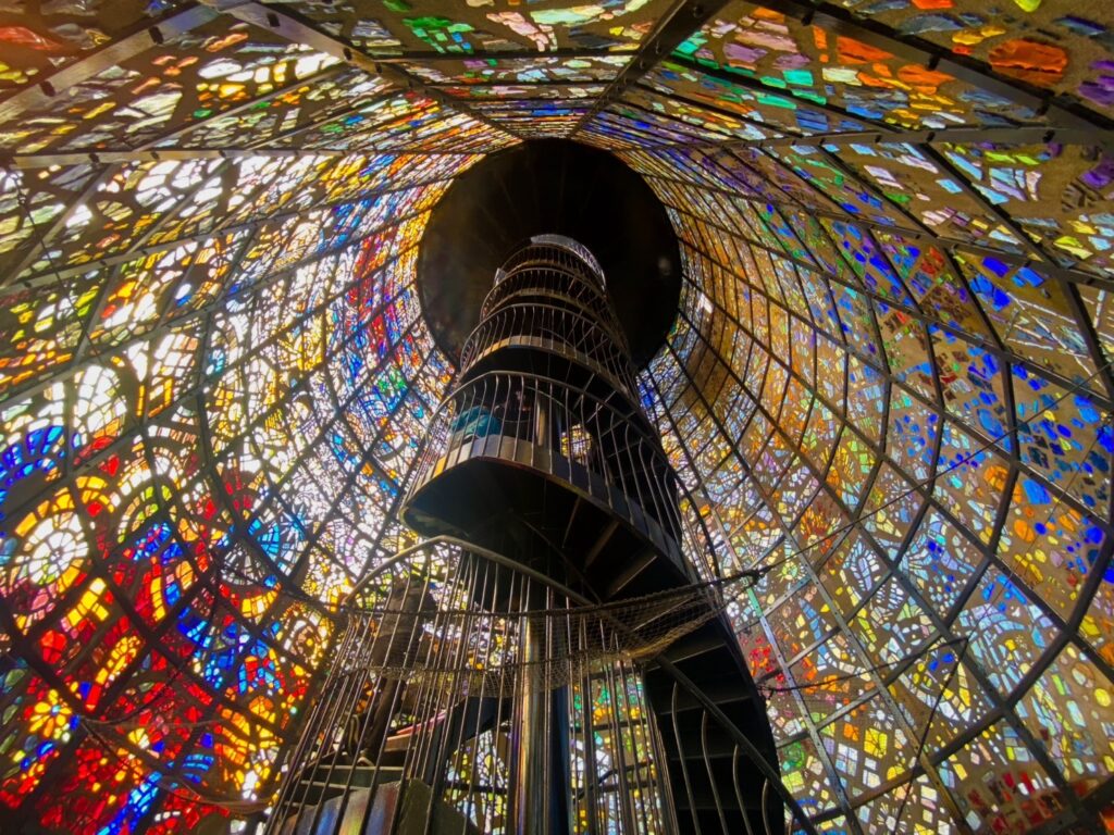 箱根 彫刻の森美術館】アートなおでかけ。ステンドグラスの塔「幸せを
