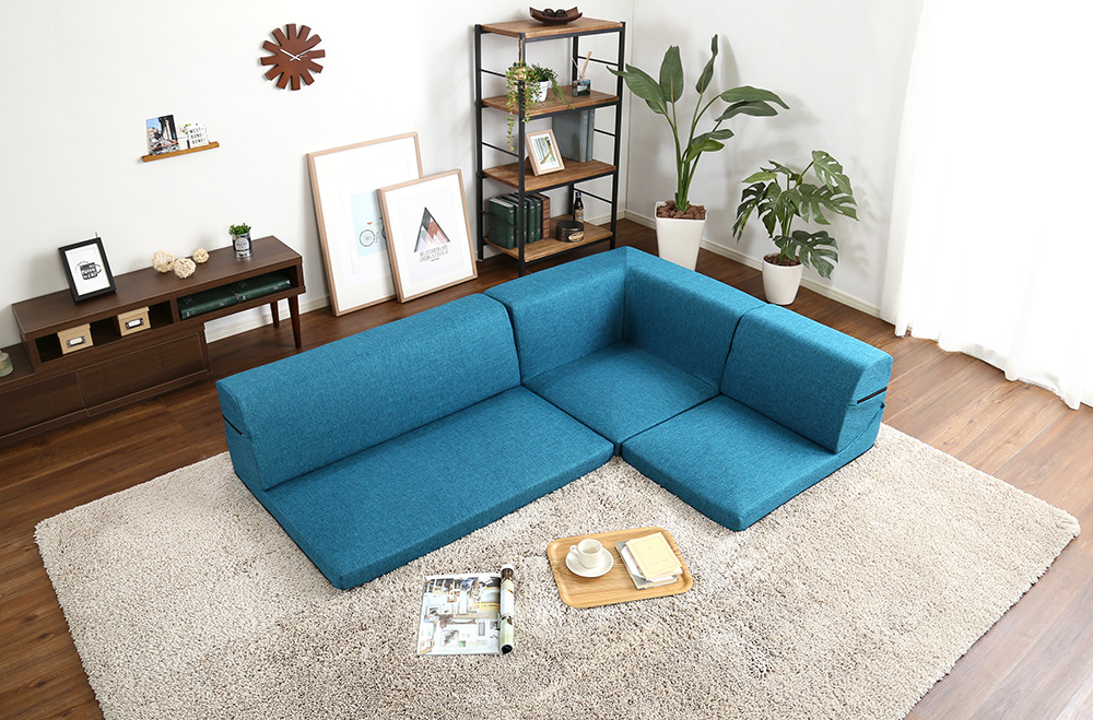 リゾート感覚で夏を涼しく過ごそう♪マリンテイストのブルーソファ